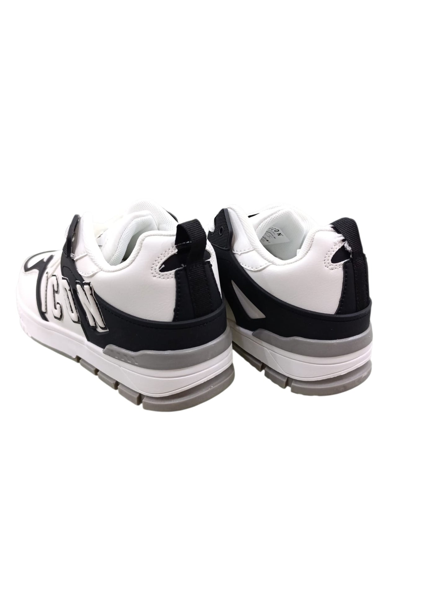 Sneaker ICON con maxi logo a rilievo