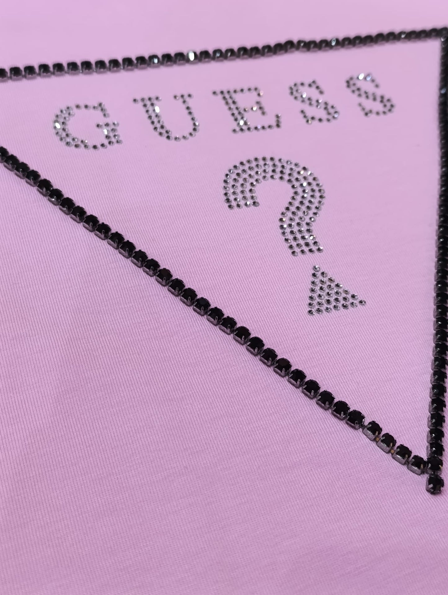 T-shirt donna GUESS con triangolo strassato