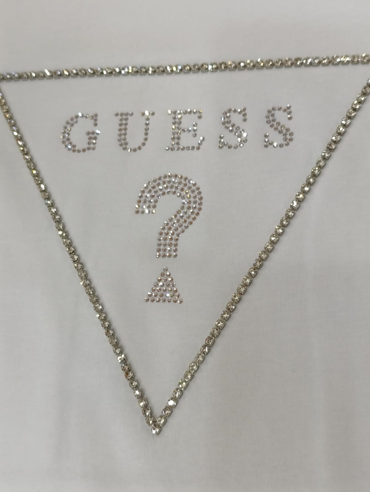 T-shirt donna GUESS con triangolo strassato
