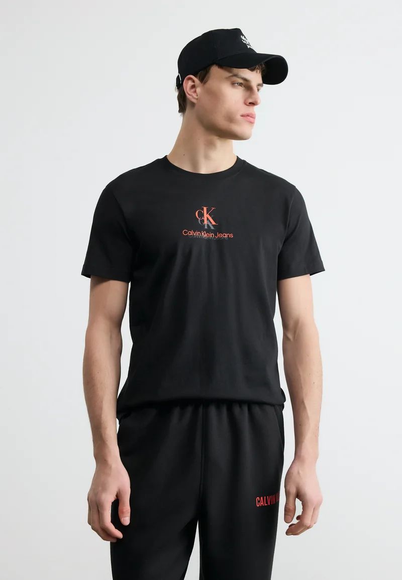 T-shirt Calvin Klein a logo sdoppiato 496